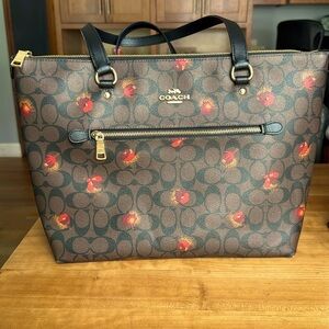 Coach Signature Tote